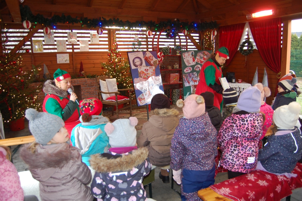 Czytanie bajek w Wiosce Świętego Mikołaja