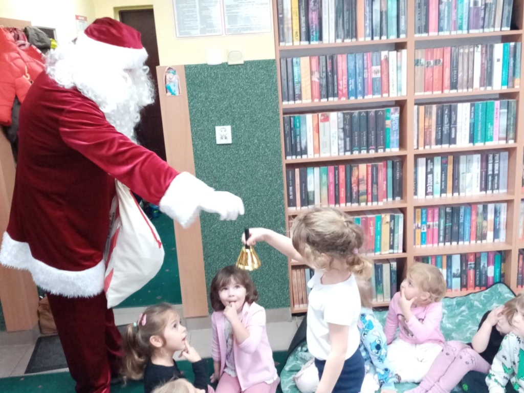 Mikołaj w bibliotece w Dąbiu