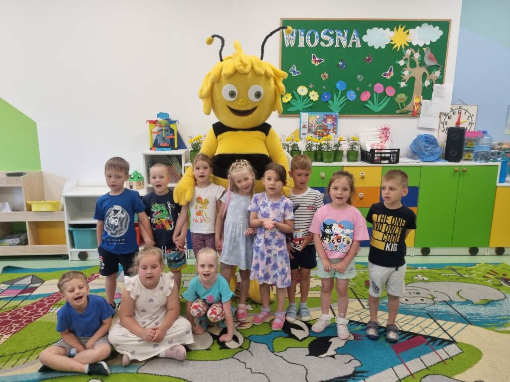 Pszczółka Maja promuje czytanie w przedszkolu w Psarach
